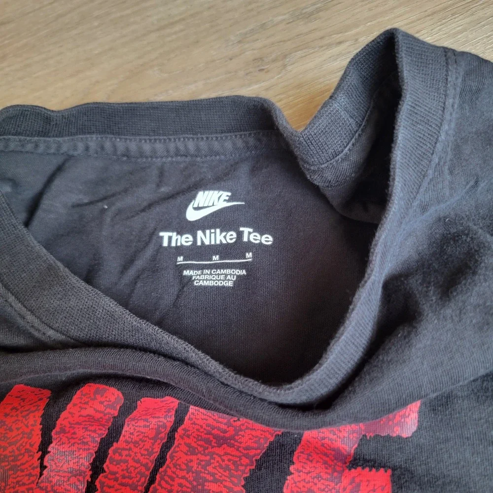 Nike Mens T-Shirt Medium Black Cotton Chenille Logo Graphic Athletic Casual Tee